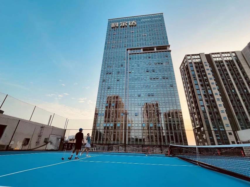 易网球Simple Tennis位于广东省深圳市龙岗区中浩一路2号科尔达大厦B栋6楼,可在网球地图查看深圳市网球场订场方式。提供室外场、硬地场等场地。场馆设施包括洗手间、饮料售卖、发球机、可租拍、停车方便。参考起价90元/小时起。